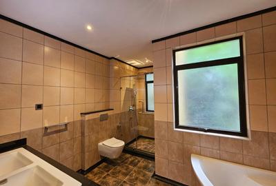 5 Bed Townhouse with En Suite at Lavington - 4