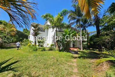 5 Bed House with En Suite in Runda