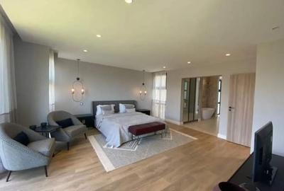 5 Bed House with En Suite in Runda - 3