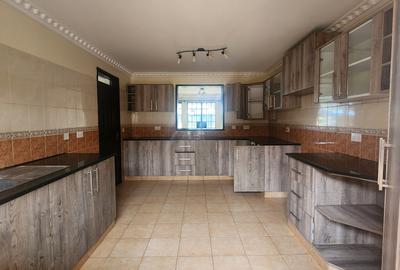 6 Bed Townhouse with En Suite in Lavington - 2