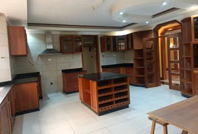 5 Bed House with En Suite in Runda