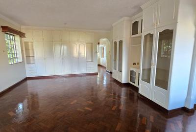 5 Bed House with En Suite in Runda