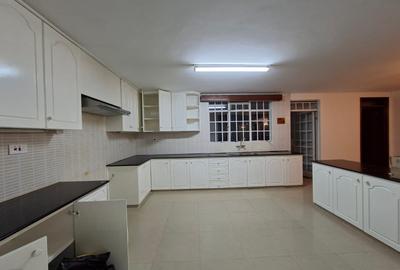 3 Bed Apartment with En Suite in Westlands Area - 2