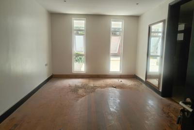 5 Bed House with En Suite in Runda - 4