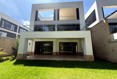 5 Bed House with En Suite in Kyuna - 2