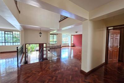 5 Bed Townhouse with En Suite at Lavington - 2
