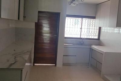 5 Bed Townhouse with En Suite at Westlands - 4