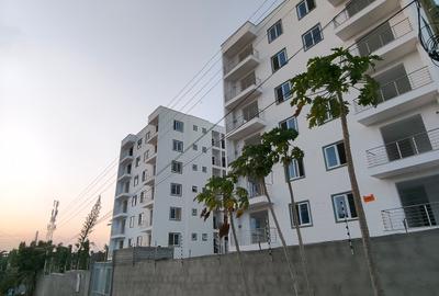 Serviced 2 Bed Apartment with En Suite at Links Road - 2