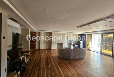 5 Bed House with En Suite in Runda