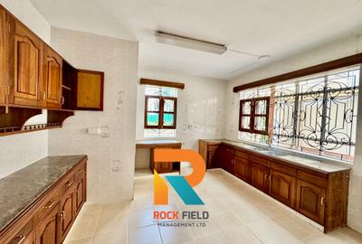 5 Bed House with En Suite in Parklands - 3