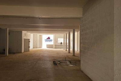 6,000 ft² Warehouse with Fibre Internet in Industrial Area