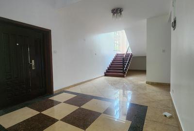 5 Bed Townhouse with En Suite in Lavington - 4