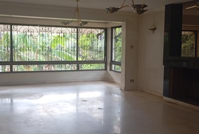 6 Bed House with En Suite at Off Un Avenue - 4