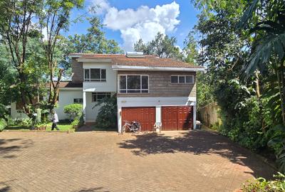 5 Bed House with En Suite at Un Crescent - 2
