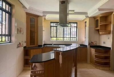 5 Bed Townhouse with En Suite in Lavington - 3