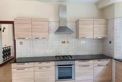 5 Bed Townhouse with En Suite in Runda - 4