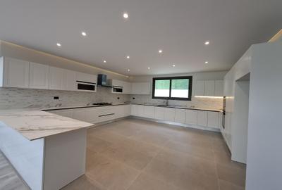 5 Bed Townhouse with En Suite in Lavington