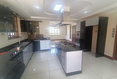 5 Bed House with En Suite in Runda