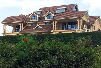 7 Bed House with En Suite in Runda
