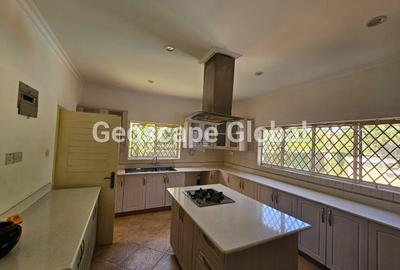 5 Bed House with En Suite in Runda
