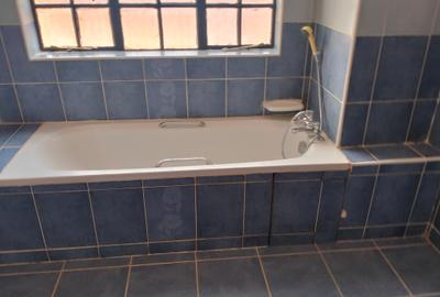 5 Bed Townhouse with En Suite in Lavington - 4