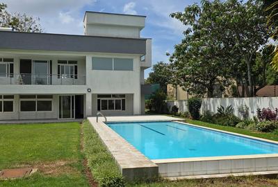 5 Bed House with En Suite in Runda