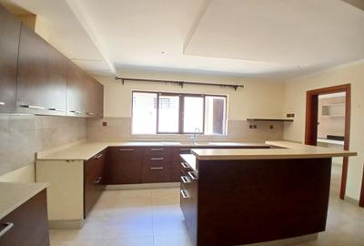5 Bed Townhouse with En Suite at Lavington - 4