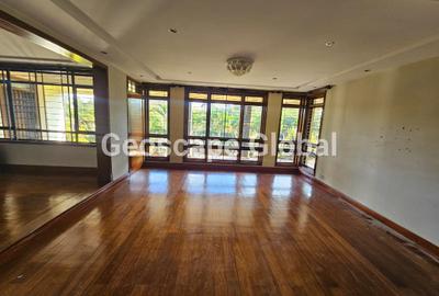 5 Bed House with En Suite in Runda