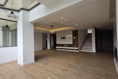 4 Bed Apartment with En Suite in Rosslyn