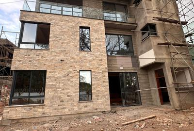 4 Bed House with En Suite in Lavington