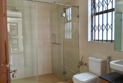 5 Bed Townhouse with En Suite in Lavington - 4