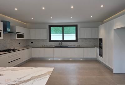 5 Bed Villa with En Suite at Lavington - 2