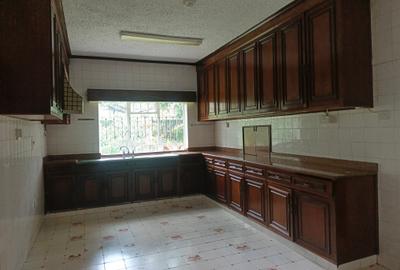 4 Bed House with En Suite in Rosslyn