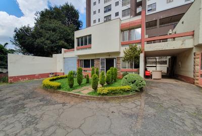 3 Bed House with Garden at Maua Close - 2