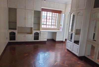 4 Bed House with En Suite in Runda