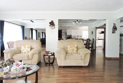 5 Bed Villa with En Suite in Nyari