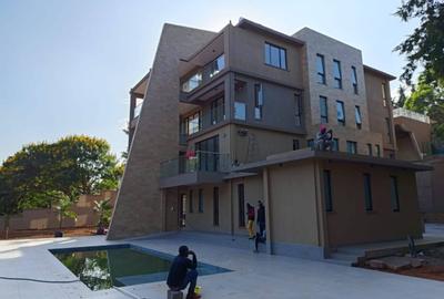 6 Bed House with En Suite in Nyari