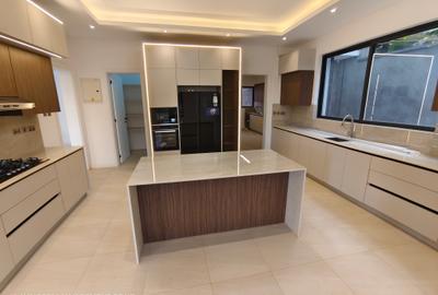 5 Bed House with En Suite at Lavington Green - 4