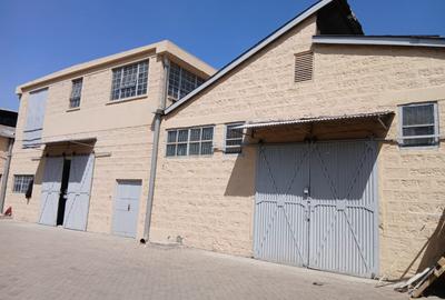 5,000 ft² Warehouse with Parking in Industrial Area