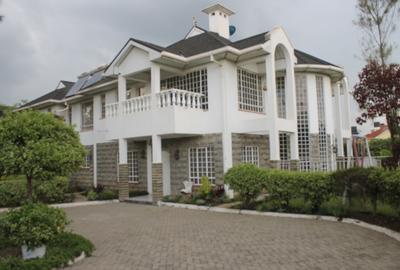 4 Bed Townhouse with En Suite at Lake Road - 2