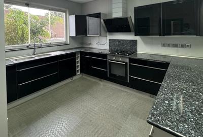 3 Bed Apartment with En Suite in Riverside