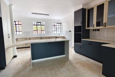 5 Bed House with En Suite in Ridgeways - 4