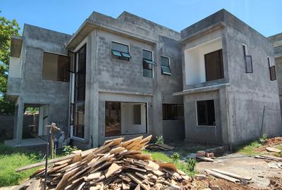 4 Bed Townhouse with En Suite at Lakers Road - 3