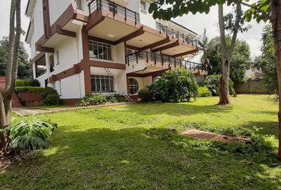 5 Bed House with En Suite in Runda
