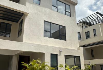 6 Bed Villa with En Suite in Lavington - 3