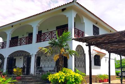 4 Bed House with En Suite at Kuruwitu Beach - 2