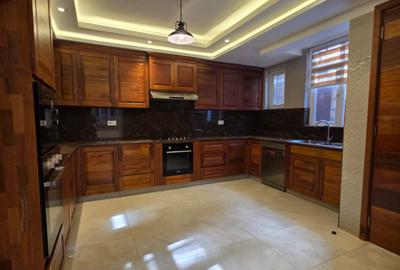 6 Bed Villa with En Suite in Lavington - 4