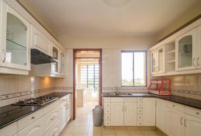 Serviced 2 Bed Apartment with En Suite in Parklands - 3