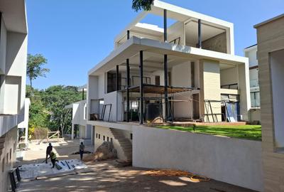 6 Bed Townhouse with En Suite in Lavington - 2