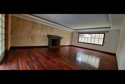 4 Bed House with En Suite in Lavington - 4